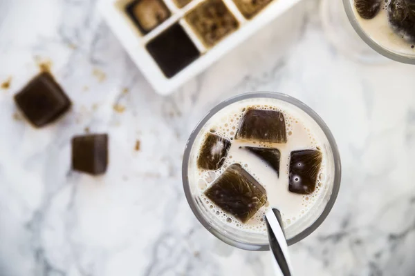 Gefrorene Kaffeewürfel mit Milch — Stockfoto