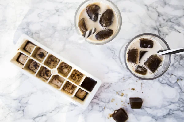 Gefrorene Kaffeewürfel mit Milch — Stockfoto