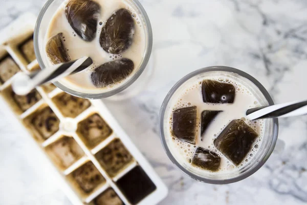 Gefrorene Kaffeewürfel mit Milch — Stockfoto