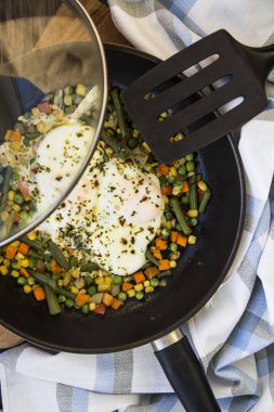 bir tavada sebzeli omlet