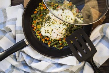 bir tavada sebzeli omlet