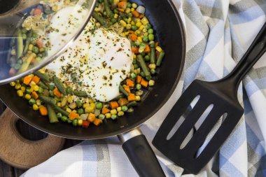 bir tavada sebzeli omlet