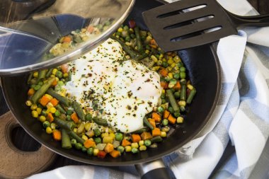 bir tavada sebzeli omlet