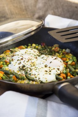 bir tavada sebzeli omlet