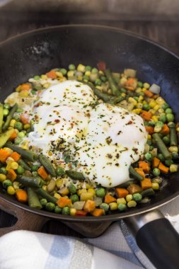 bir tavada sebzeli omlet