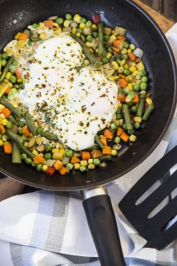 bir tavada sebzeli omlet