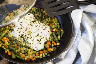 bir tavada sebzeli omlet