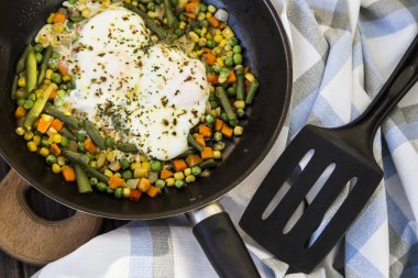 bir tavada sebzeli omlet