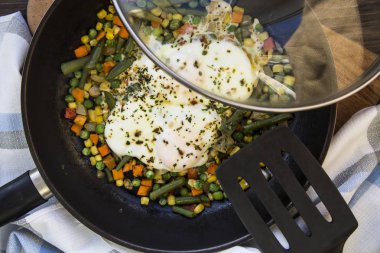 bir tavada sebzeli omlet