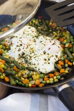 bir tavada sebzeli omlet