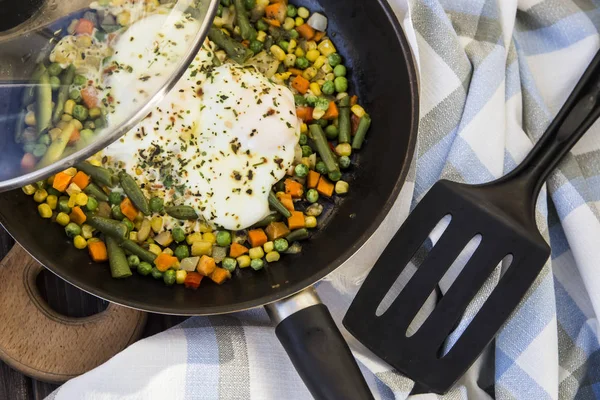 bir tavada sebzeli omlet