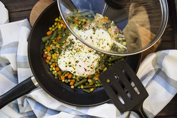 Roerei met groenten in een pan — Stockfoto