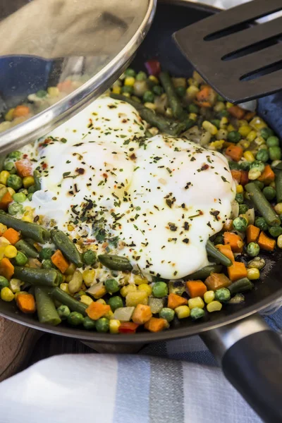 Roerei met groenten in een pan — Stockfoto