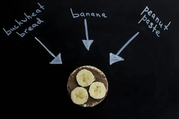 Sandwichs sucrés au beurre d'arachide et banane sur pains circulaires sarrasin. vue de dessus — Photo