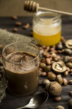 Fındık, fıstık, ceviz ve fındık bal ile yapıştırmak