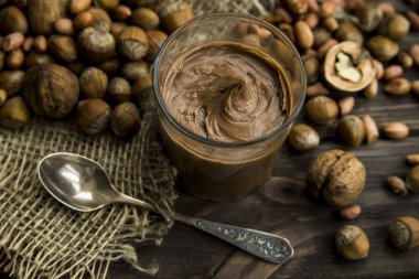 Fındık, fıstık, ceviz ve fındık bal ile yapıştırmak