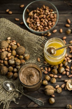 Fındık, fıstık, ceviz ve fındık bal ile yapıştırmak