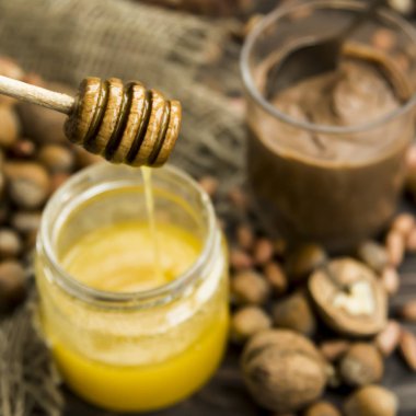 Fındık, fıstık, ceviz ve fındık bal ile yapıştırmak