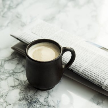 sabah kahve ve gazete mermer masada