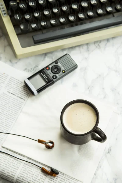 Attrezzatura per giornalista, copywriter, scrittore o poeta per una tazza di caffè — Foto Stock