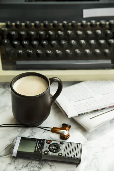 기자, 카피라이터, 작가 또는 시인 한 잔의 커피에 대 한 장비 — 스톡 사진