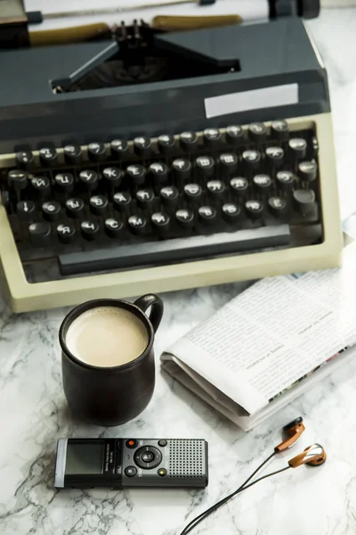 Ausrüstung für Journalisten, Werbetexter, Schriftsteller oder Dichter für eine Tasse Kaffee — Stockfoto