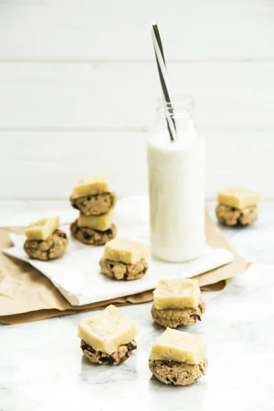 Sandwiches of oatmeal cookies with chocolate and homemade banana ice cream. — Stock Photo, Image