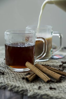 Masala çay süt ve baharat - tarçın, karanfil, biber, kakule ve zencefil ile