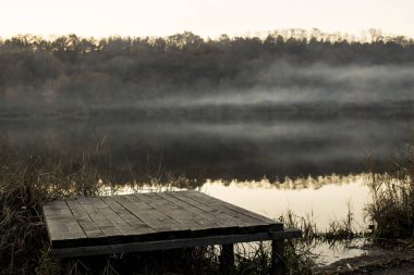 Göl üzerinde sis. sazlık ve ahşap İskelesi