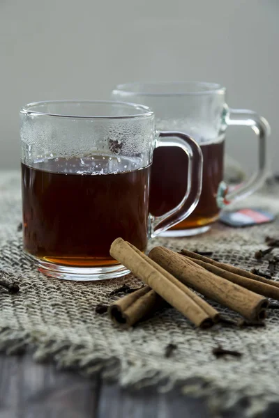 Masala čaj s mlékem a koření - skořice, hřebíček, pepř, kardamom a zázvor — Stock fotografie