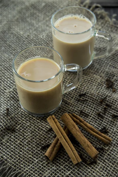 Masala tea, tej és fűszerek - fahéj, szegfűszeg, bors, kardamom és a gyömbér — Stock Fotó