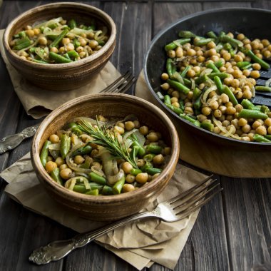 yeşil fasulye ve soğan, rosemary ile terbiyeli ile nohut yahnisi. vegan gıda