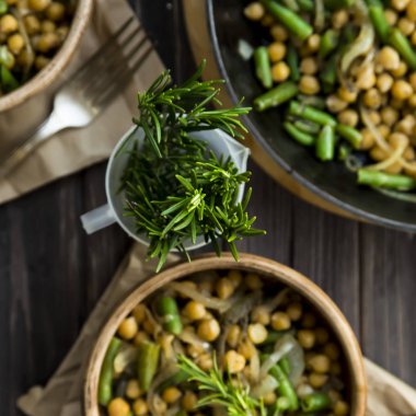 yeşil fasulye ve soğan, rosemary ile terbiyeli ile nohut yahnisi. vegan gıda