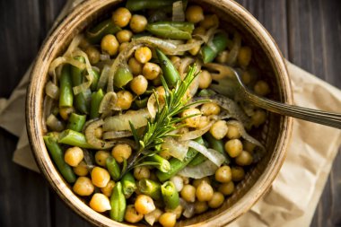 yeşil fasulye ve soğan, rosemary ile terbiyeli ile nohut yahnisi. vegan gıda