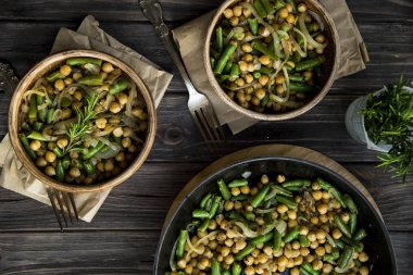 yeşil fasulye ve soğan, rosemary ile terbiyeli ile nohut yahnisi. vegan gıda
