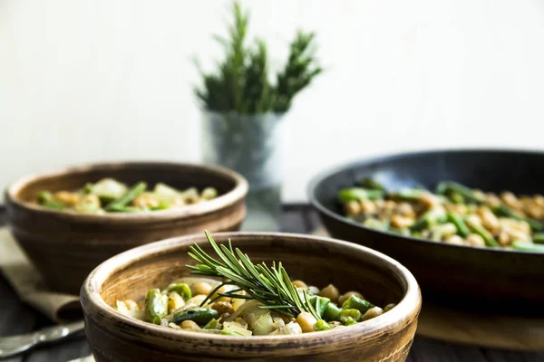 Kikkererwten stoofpot met groene bonen en ui, gekruid met rozemarijn. veganistisch eten — Stockfoto