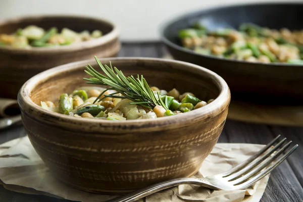 Kikkererwten stoofpot met groene bonen en ui, gekruid met rozemarijn. veganistisch eten — Stockfoto