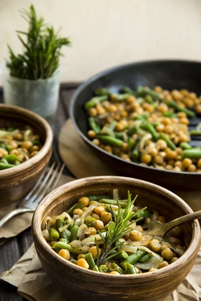 Kikkererwten stoofpot met groene bonen en ui, gekruid met rozemarijn. veganistisch eten — Stockfoto