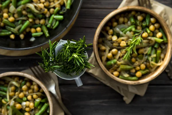 yeşil fasulye ve soğan, rosemary ile terbiyeli ile nohut yahnisi. vegan gıda