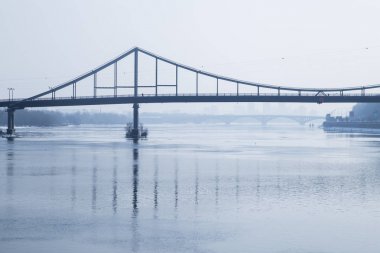 nehir ve karla kaplı sahil. Kış