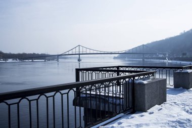 nehir ve karla kaplı sahil. Kış