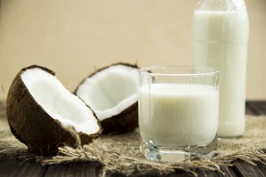 Sivas'tan yarım Hindistan cevizi bölmedeki yanında bir bardak Hindistan cevizi sütü