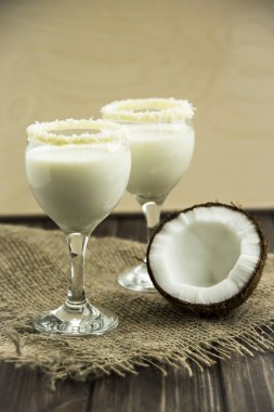 Hindistan cevizi sütü temelinde kokteyl 