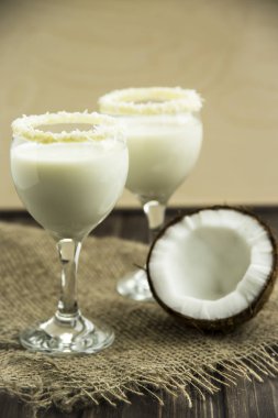 Hindistan cevizi sütü temelinde kokteyl 