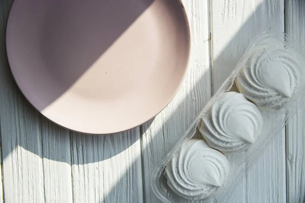 Blanco dulce malvavisco aire y suave plato redondo rosa — Foto de Stock