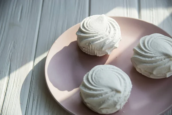 Witte zoete marshmallow lucht en zachte roze ronde schotel — Stockfoto