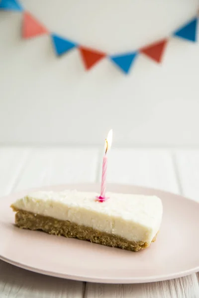 Pedazo de pastel de cumpleaños para mi cumpleaños con una vela en un plato rosa — Foto de Stock