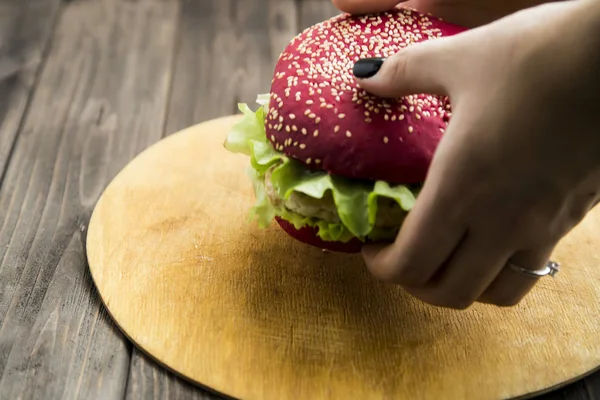 Червона бургерна булочка з буряка, з м'ясом і салатом — стокове фото