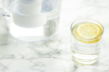 Bir bardak limonlu su 