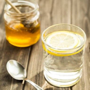 Bir bardak limonlu su